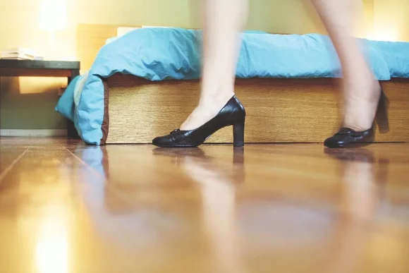 Beine einer Person in Stöckelschuhen